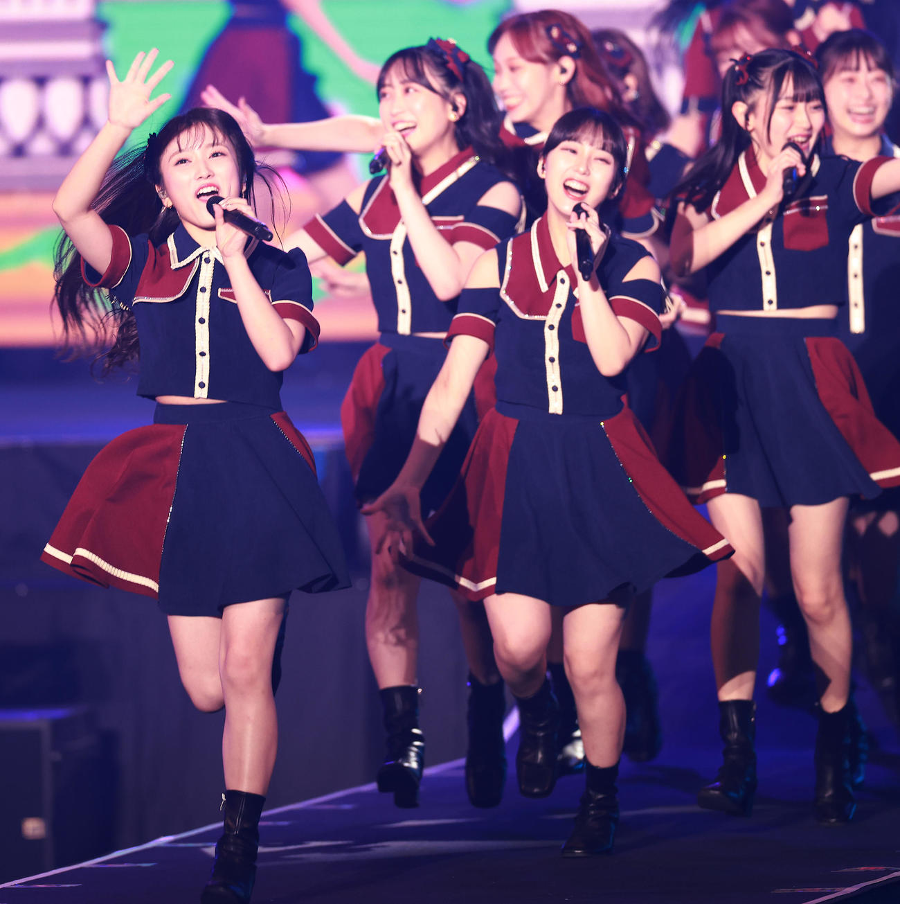 HKT48 11th anniversary LIVE 2022で「早送りカレンダー」を歌う矢吹奈子（左端）（撮影・中島郁夫）