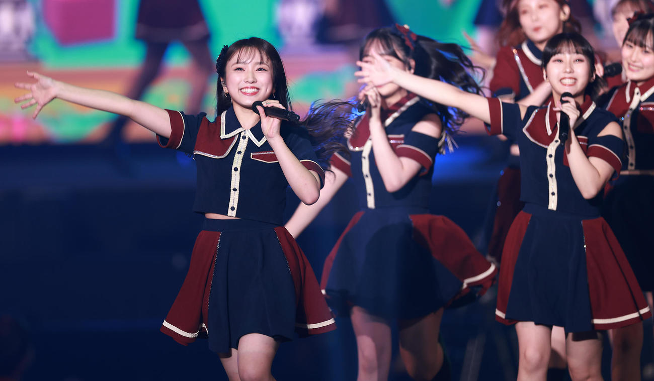 HKT48 11th anniversary LIVE 2022で「早送りカレンダー」を歌う矢吹奈子（左）（撮影・中島郁夫）