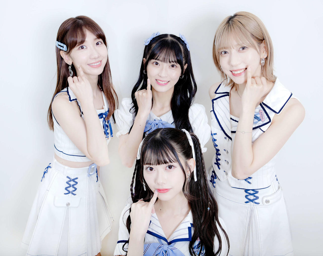 最新シングルについて意気込みを語ったAKB48の、千葉恵里（手前）、後列左から柏木由紀、佐藤綺星、茂木忍