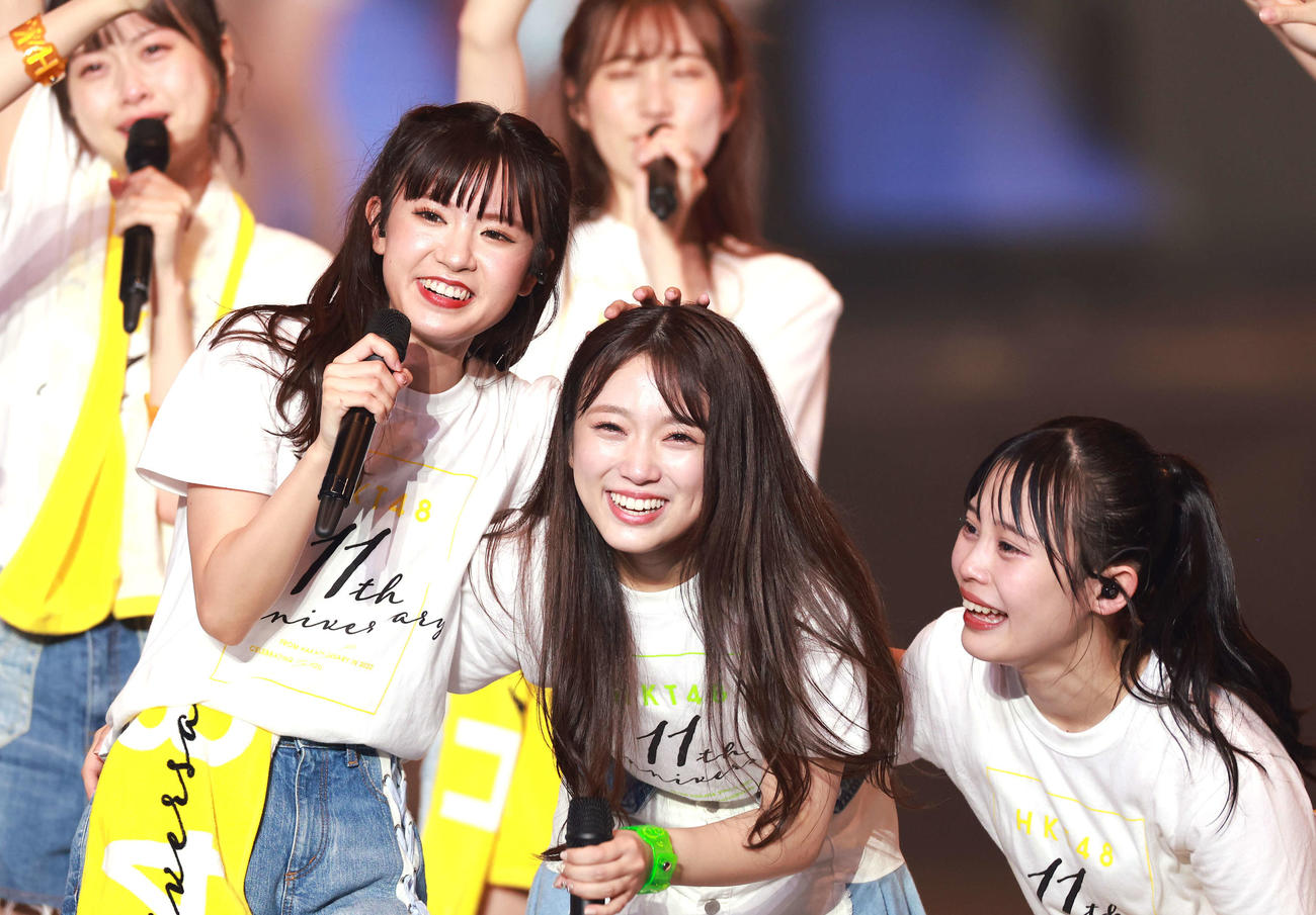 11周年記念ライブ東京公演で卒業発表し外薗葉月（左）と村川緋杏（右）と肩を組むHKT48矢吹奈子（撮影・中島郁夫）