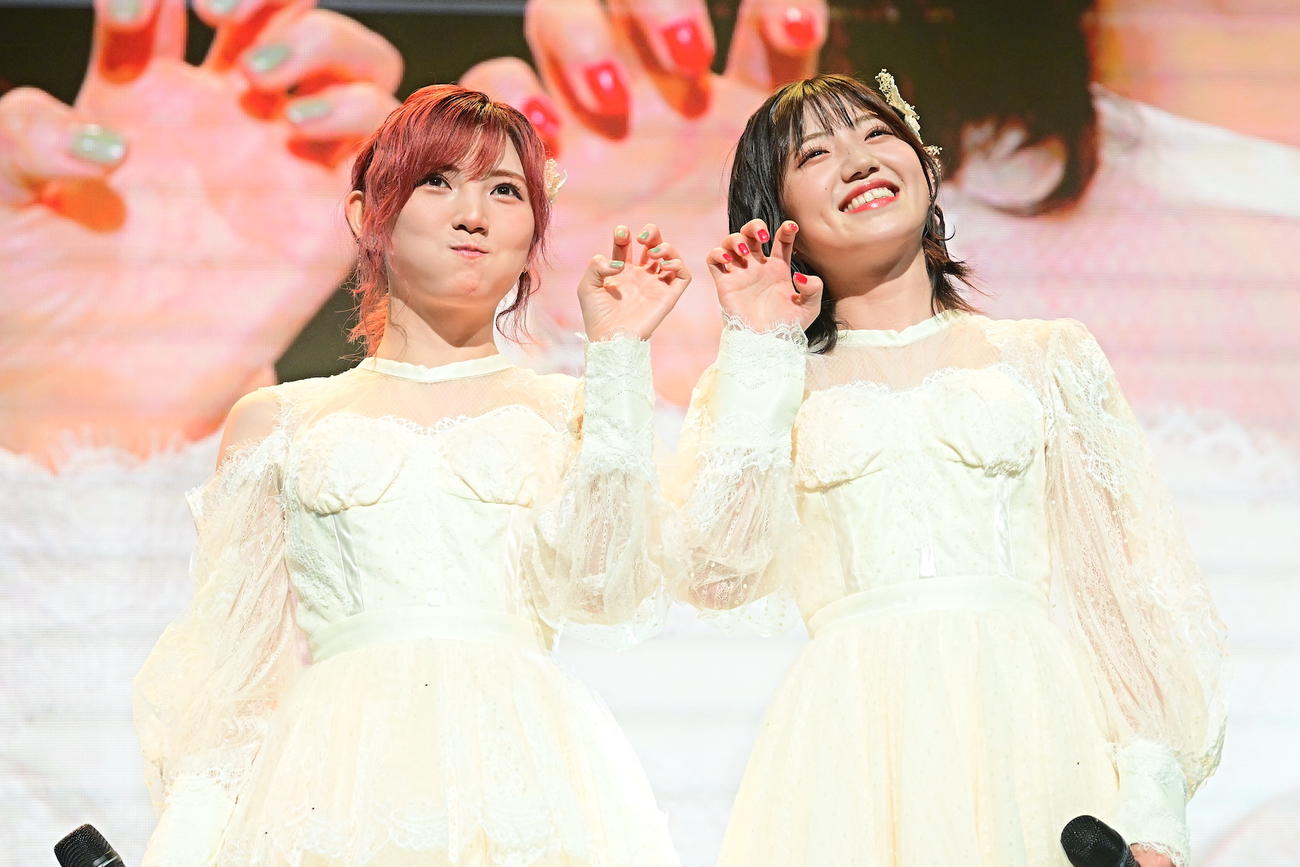 「右肩」を披露する岡田奈々（左）と村山彩希