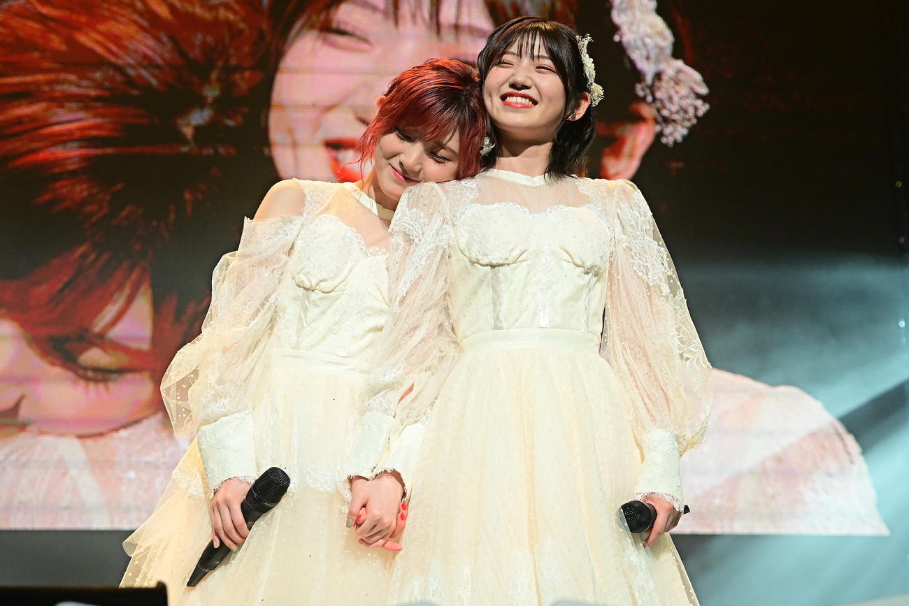 「右肩」を披露して村山彩希（右）の右肩に寄り掛かる岡田奈々