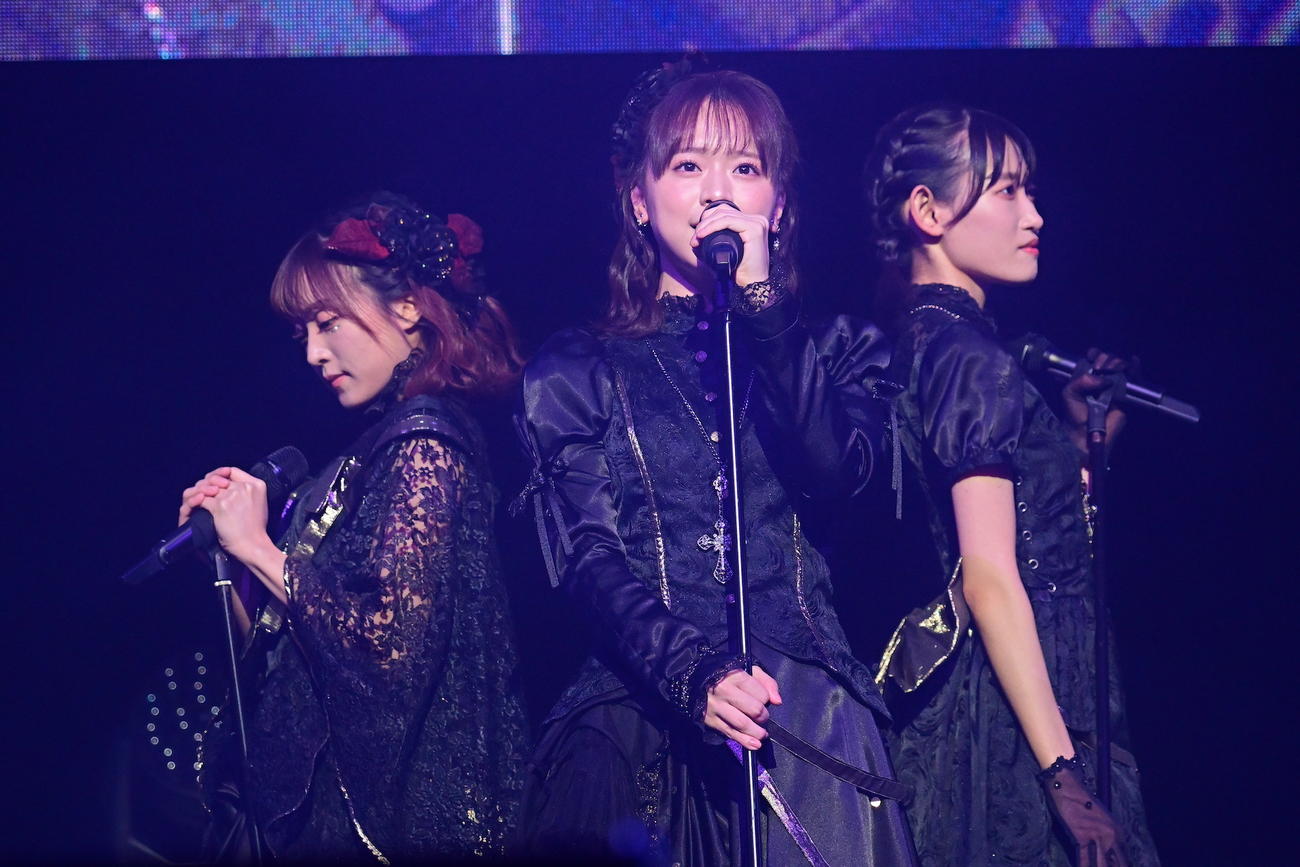 「MARIA」を披露する、左から坂口渚沙、倉野尾成美、黒須遥香