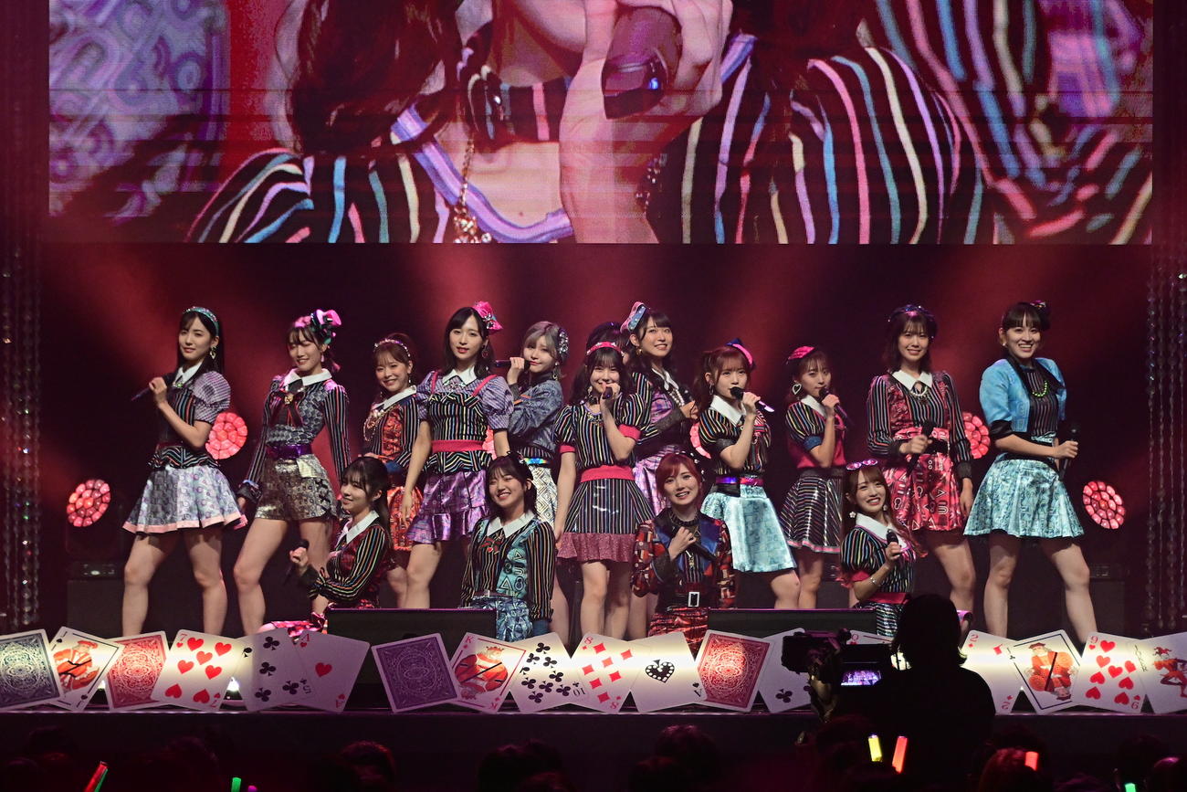 公式ゲームアプリ「AKB48のどっぼーん！ひとりじめ！」2周年記念ライブを行ったAKB48