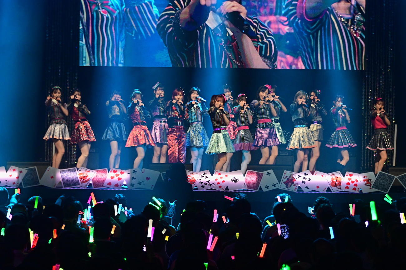 公式ゲームアプリ「AKB48のどっぼーん！ひとりじめ！」2周年記念ライブを行ったAKB48