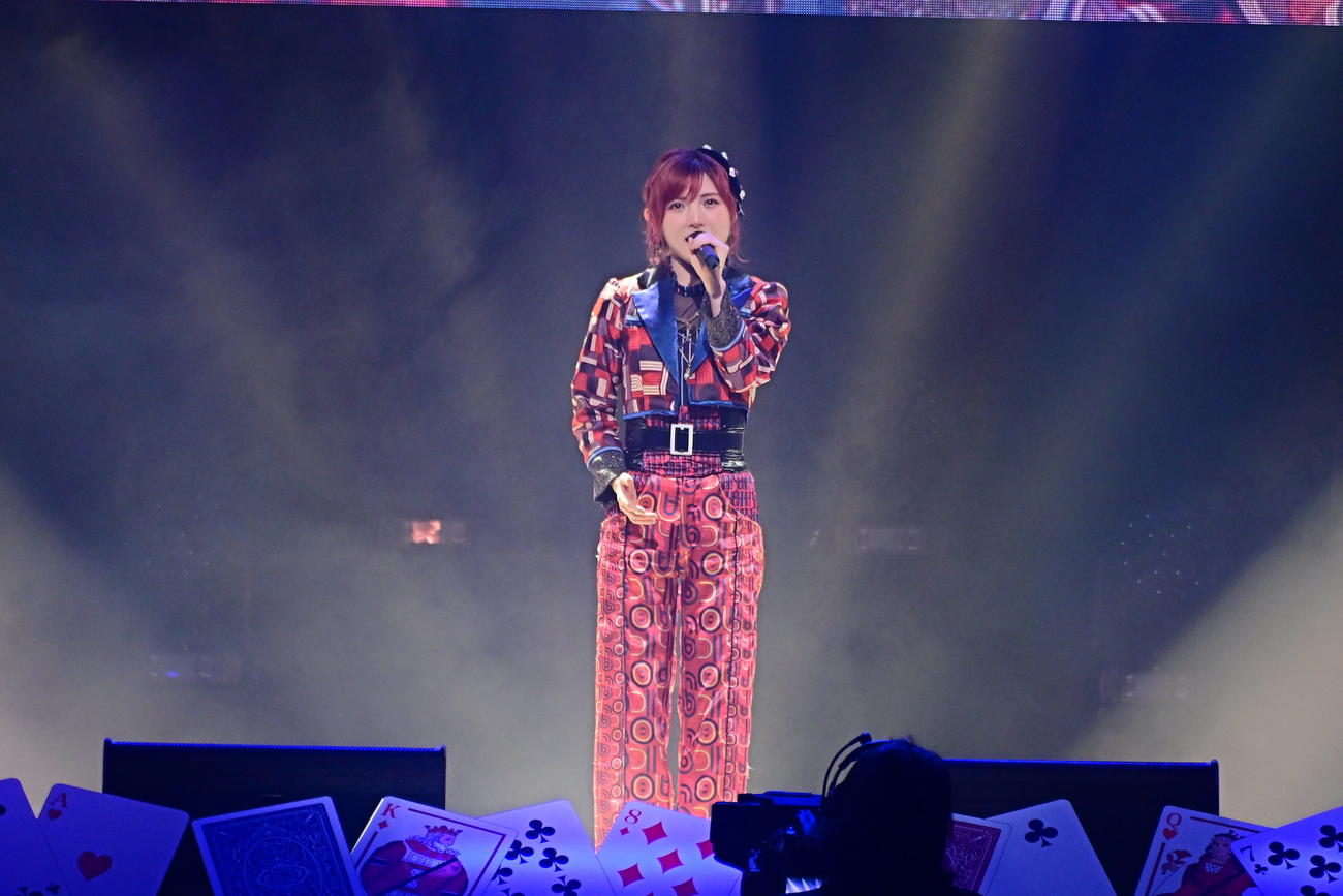 公式ゲームアプリ「AKB48のどっぼーん！ひとりじめ！」2周年記念ライブで「長い光」を歌うAKB48岡田奈々