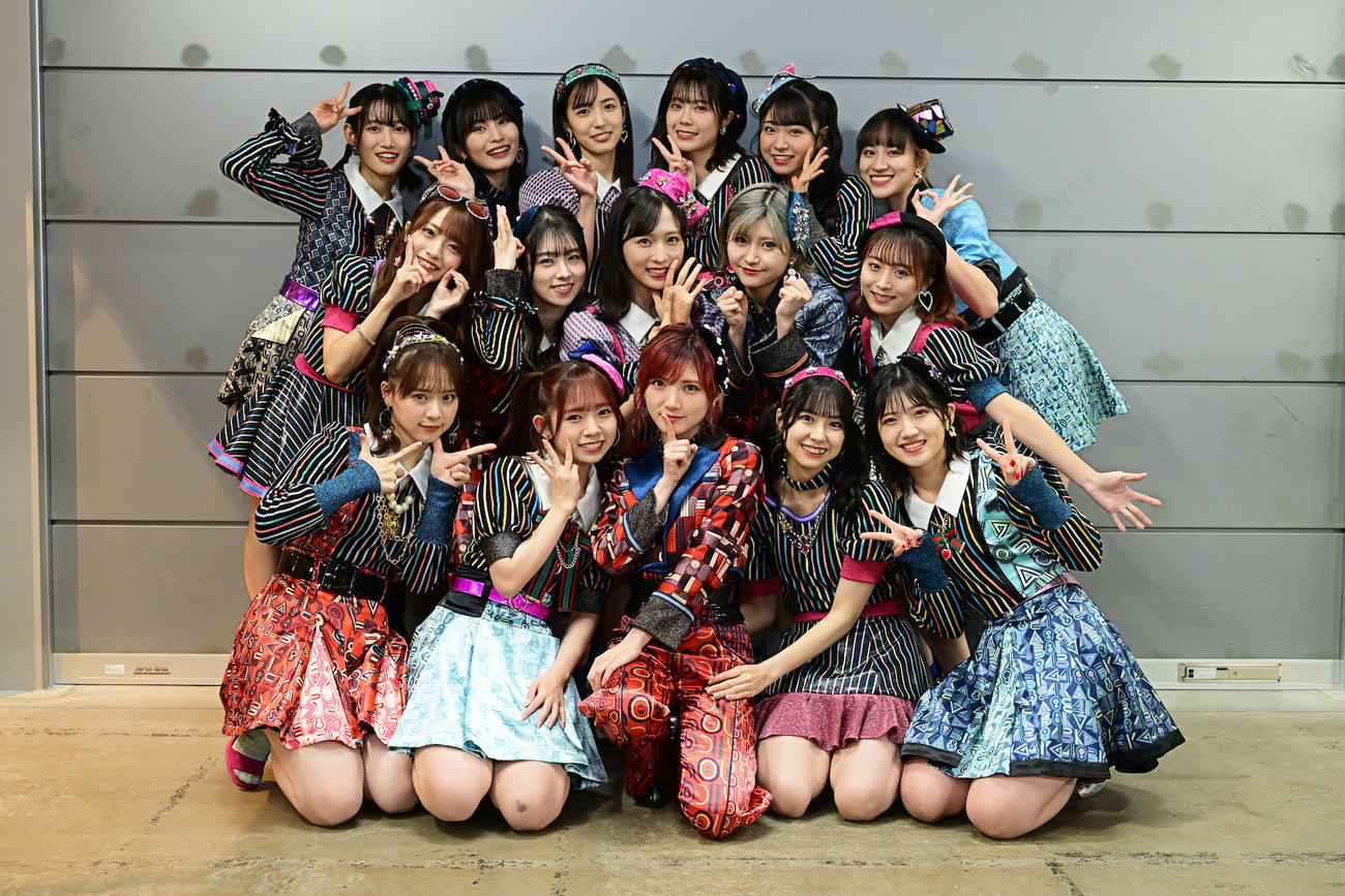 公式ゲームアプリ「AKB48のどっぼーん！ひとりじめ！」2周年記念ライブを行ったAKB48。前列左から倉野尾成美、石綿星南、岡田奈々、橋本陽菜、村山彩希、中列左から向井地美音、岩立沙穂、小栗有以、大竹ひとみ、坂口渚沙、後列左から黒須遥香、福岡聖菜、下尾みう、小田えりな、山内瑞葵、下口ひなな