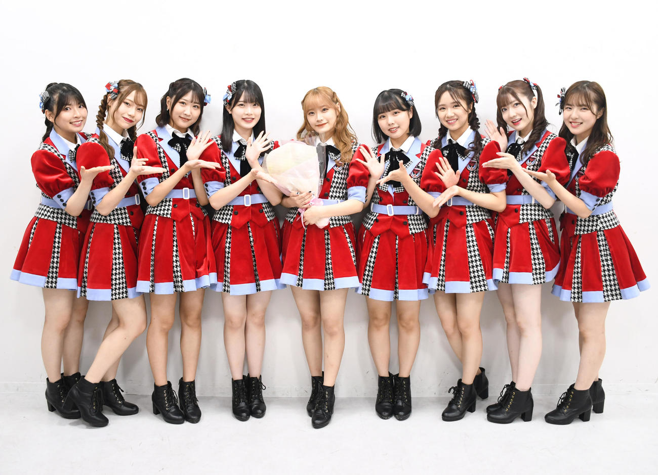 卒業を控えた諸橋姫向（中央）を囲む同期の、左から三村妃乃、川越紗彩、古澤愛、小越春花、1人おいて古舘葵、真下華穂、曽我部優芽、大塚七海（撮影・大友陽平）