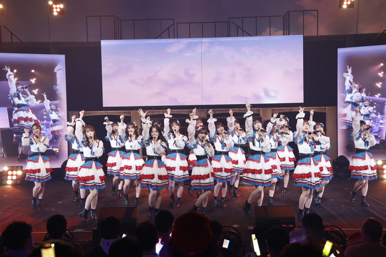 初の全国ツアー千秋楽昼公演でパフォーマンスするNGT48