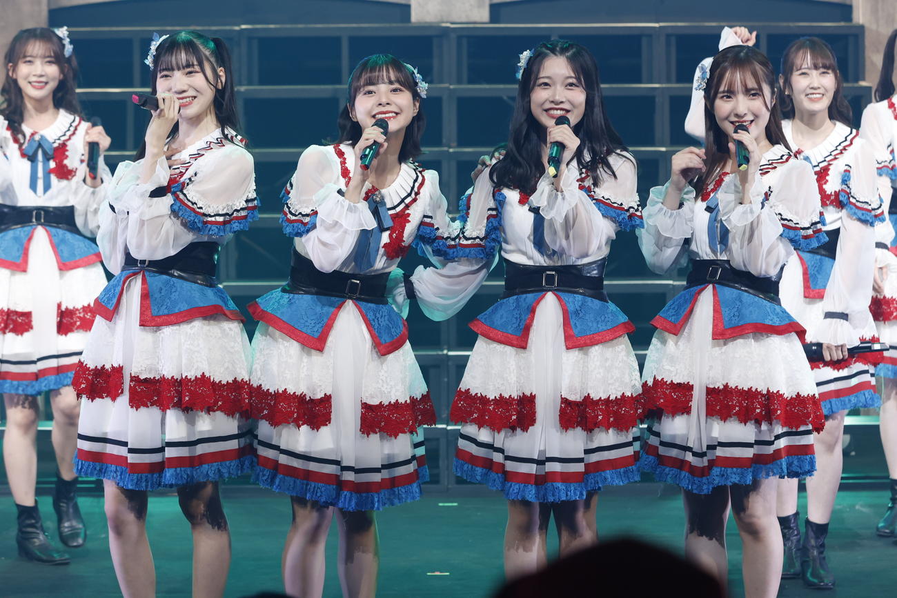 初の全国ツアー千秋楽昼公演で歌うNGT48の、左から藤崎未夢、本間日陽、小越春花、大塚七海