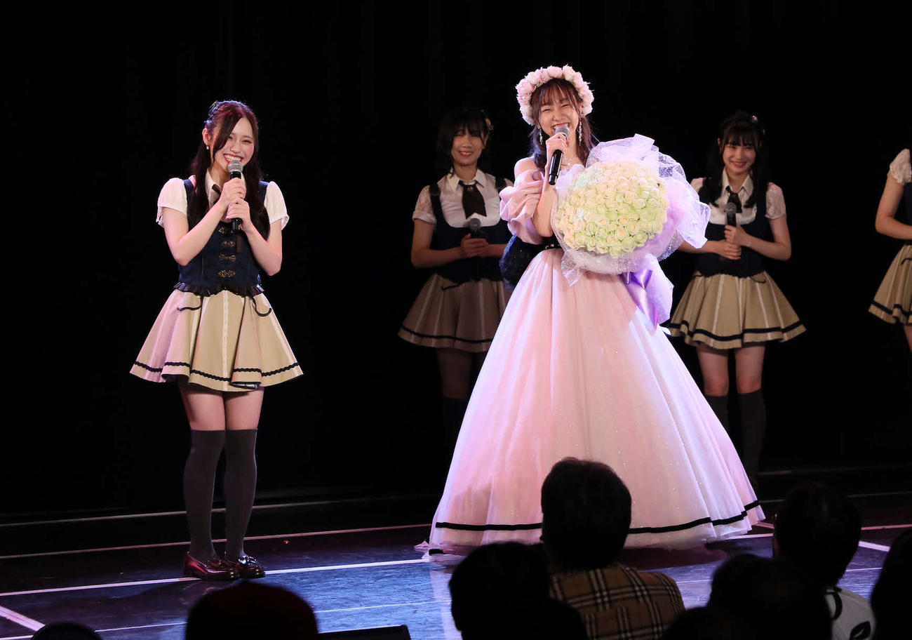卒業公演を行ったSKE48須田亜香里。左は新チームEリーダーに指名した佐藤佳穂（C）2022 Zest, Inc.