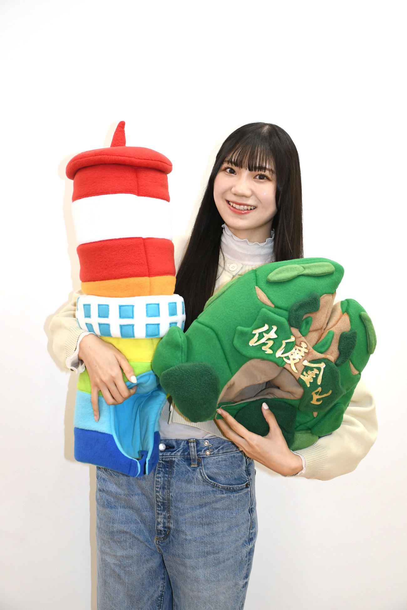 初の全国ツアー「未完成の未来」最終公演で登場したかぶり物と写真に納まるNGT48藤崎未夢（撮影・大友陽平）