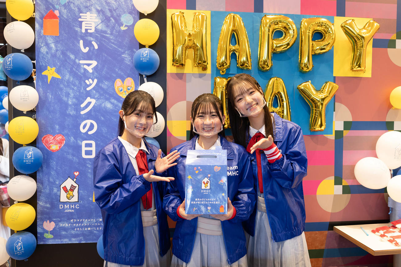 チャリティーイベント「青いマックの日」に参加した、左から北村優羽、新井りりの、杉本萌