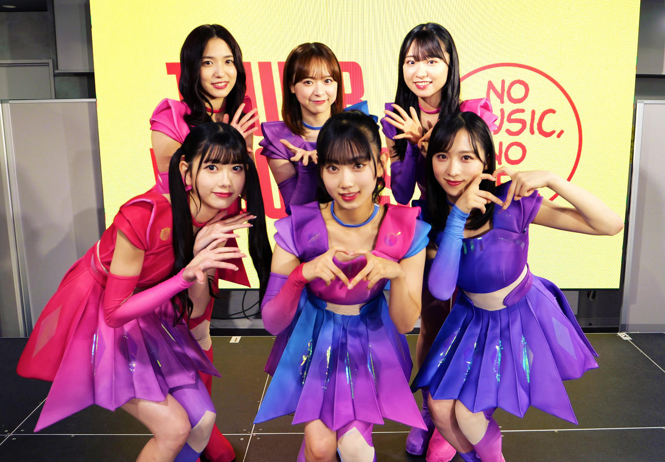 初のリアルファンミーティングを行った「AKB48 SURREAL」。前列左から千葉恵里、徳永羚海、小栗有以、後列左から下尾みう、倉野尾成美、山内瑞葵（C）AKB48