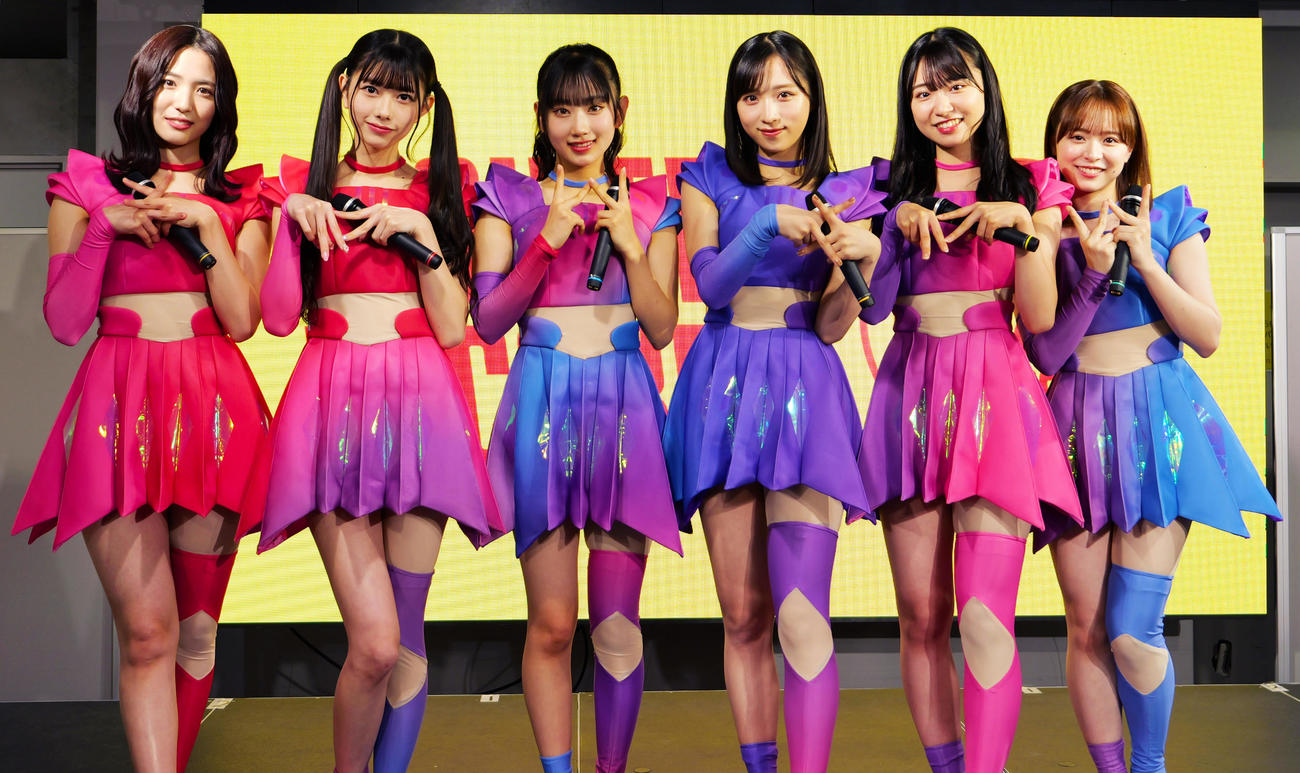 初のリアルファンミーティングを行った「AKB48 SURREAL」。左から下尾みう、千葉恵里、徳永羚海、小栗有以、山内瑞葵、倉野尾成美（C）AKB48