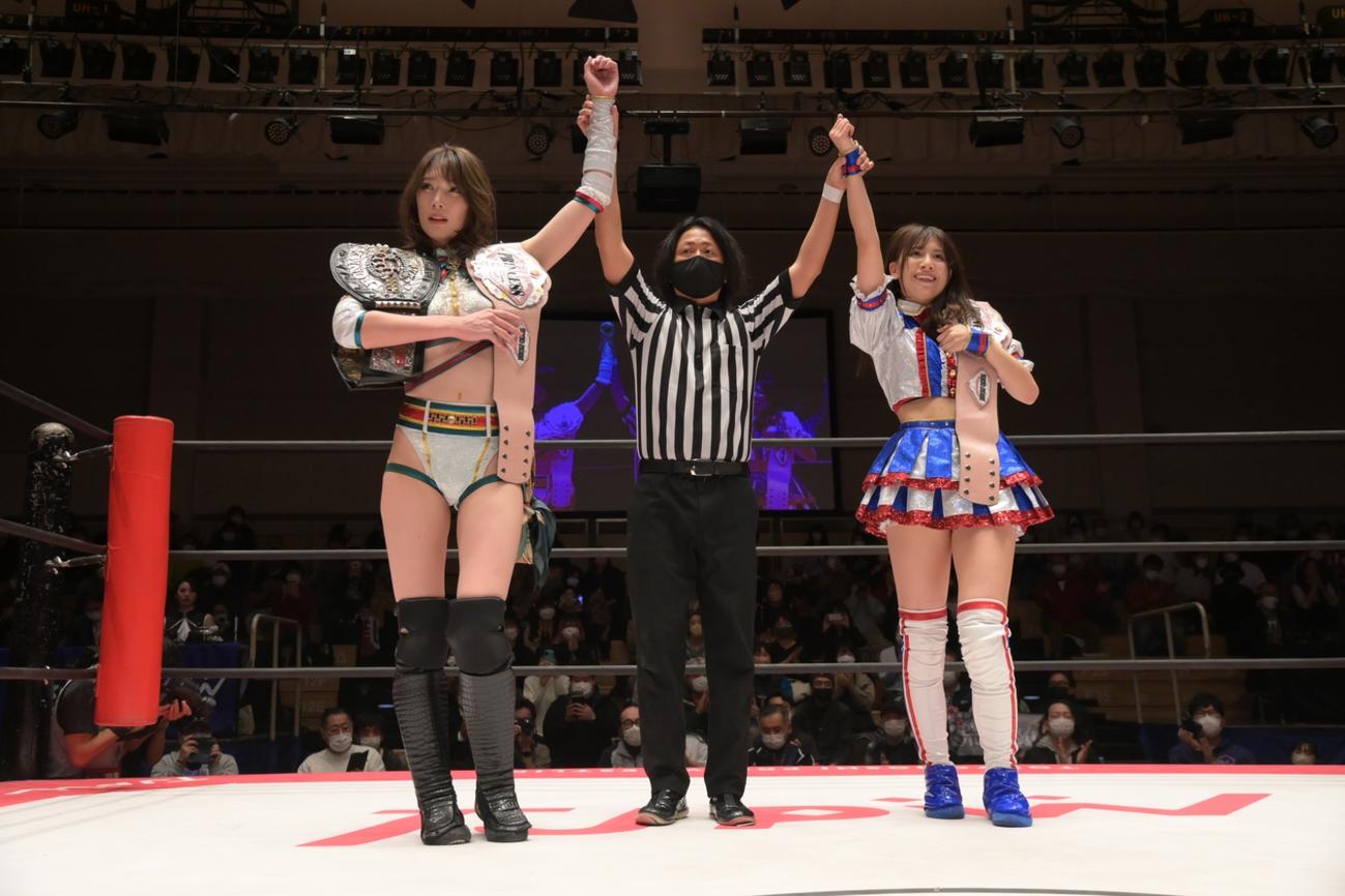 「プリンセスタッグ選手権試合」で3度目の防衛を果たした赤井沙希（左）・荒井優希（右）組（C）東京女子プロレス