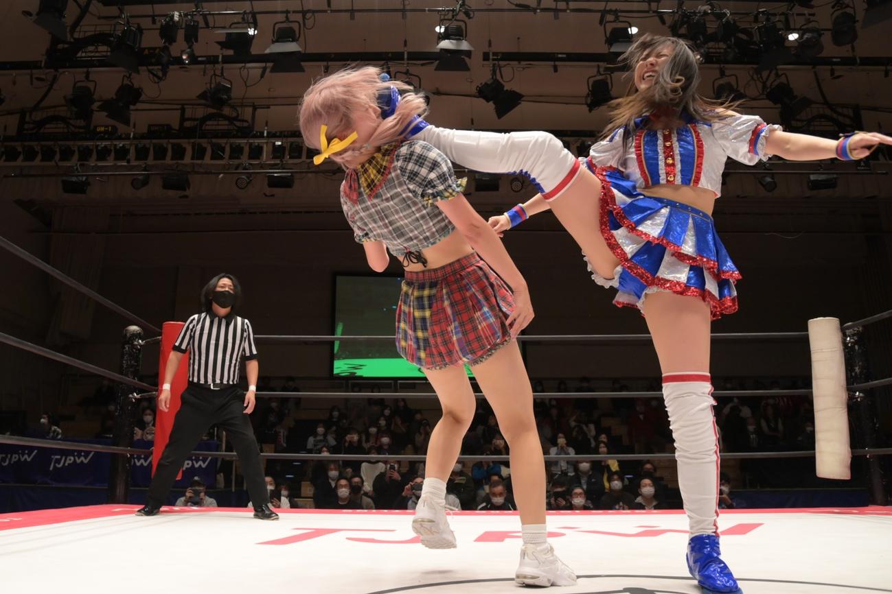 「プリンセスタッグ選手権試合」で原宿ぽむ（左）を攻める荒井優希（C）東京女子プロレス