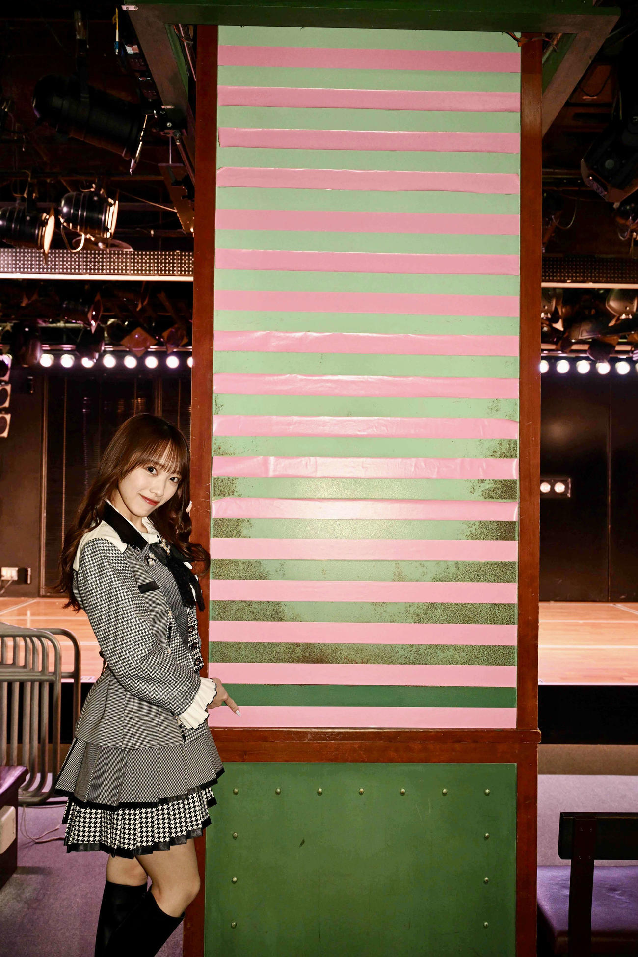 17周年を迎え劇場の柱に17本目のテープを張るAKB48向井地美音（C）AKB48