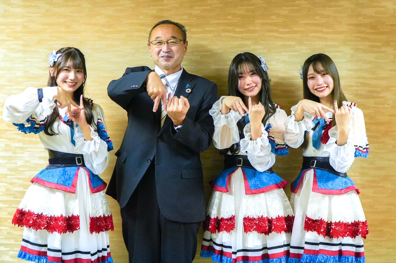 佐渡市の渡辺竜五市長を表敬訪問したNGT48の、左から藤崎未夢、1人おいて小熊倫実、川越紗彩（C）Flora