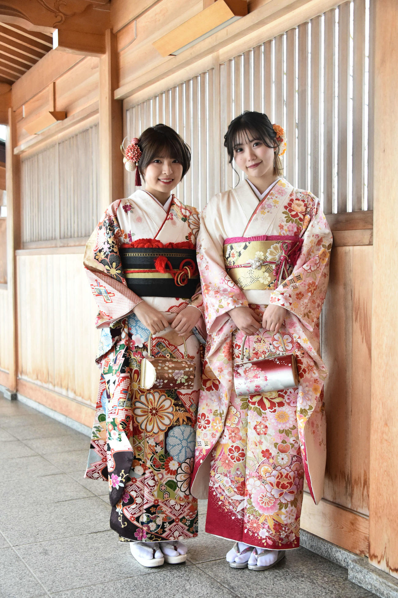 20歳の振り袖姿を披露したNGT48の三村妃乃（左）と小熊倫実
