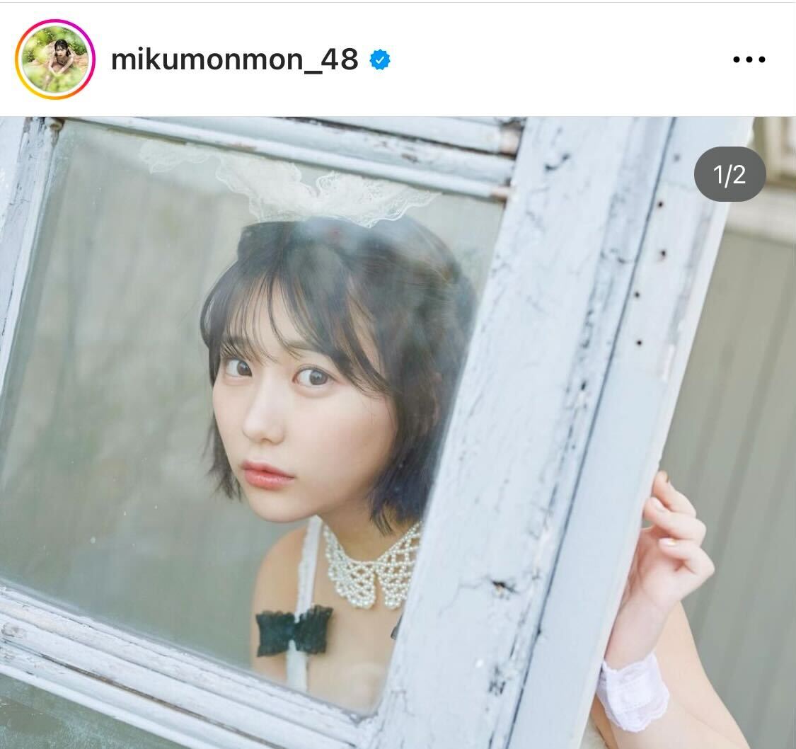 うさぎコスチューム姿で窓からのぞくHKT48田中美久（田中美久のインスタグラムより）