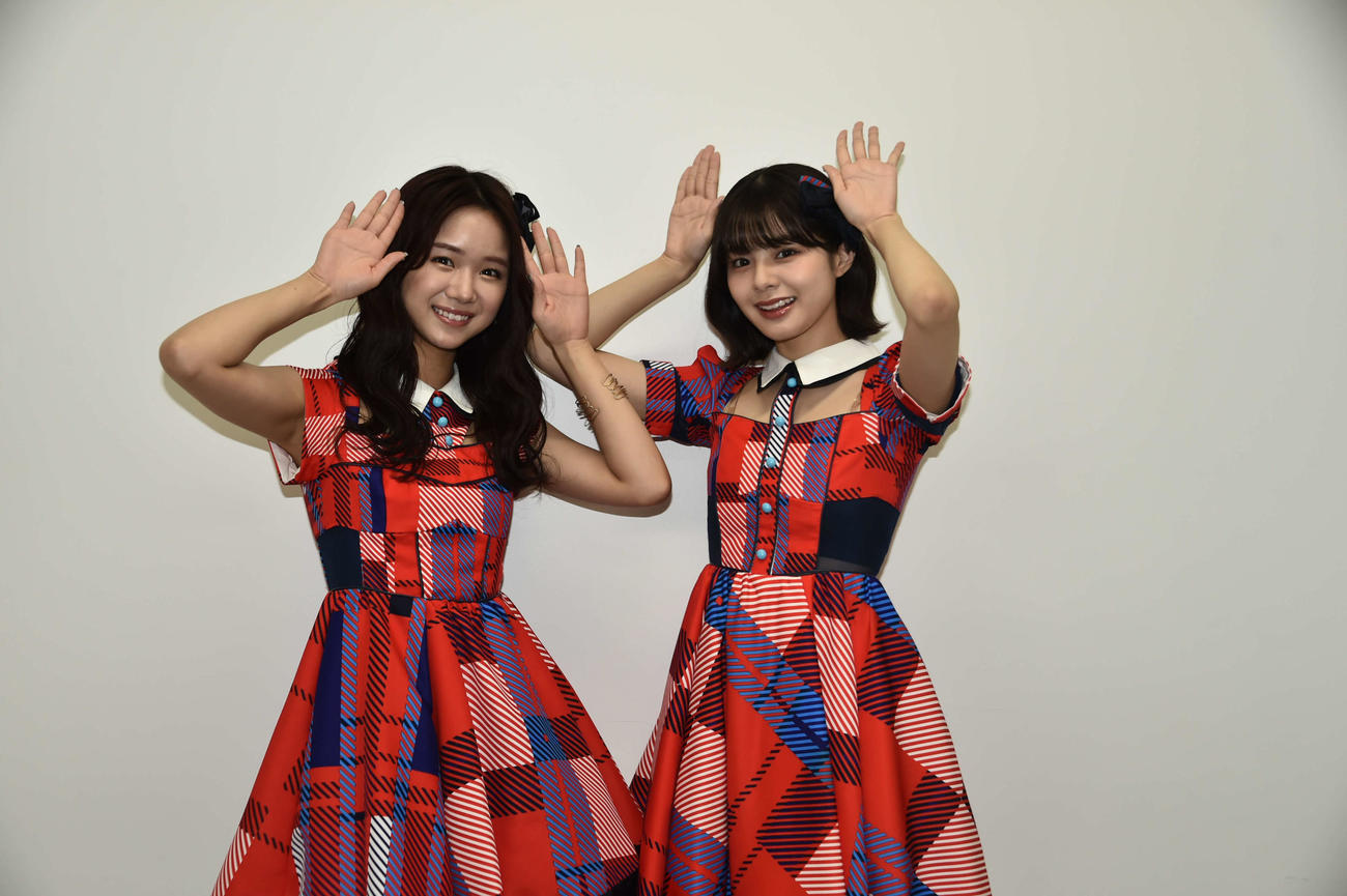 NGT48の年女、真下（左）と本間。うさぎポーズで飛躍を誓う