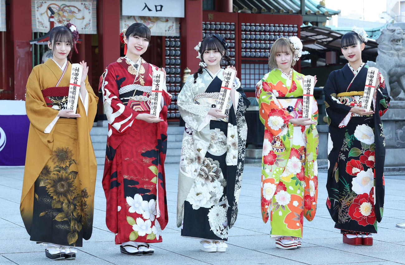 晴れ着姿で写真に納まるAKB48の、左から平田侑希、吉田華恋、山田杏華、平野ひかる、歌田初夏（撮影・丹羽敏通）