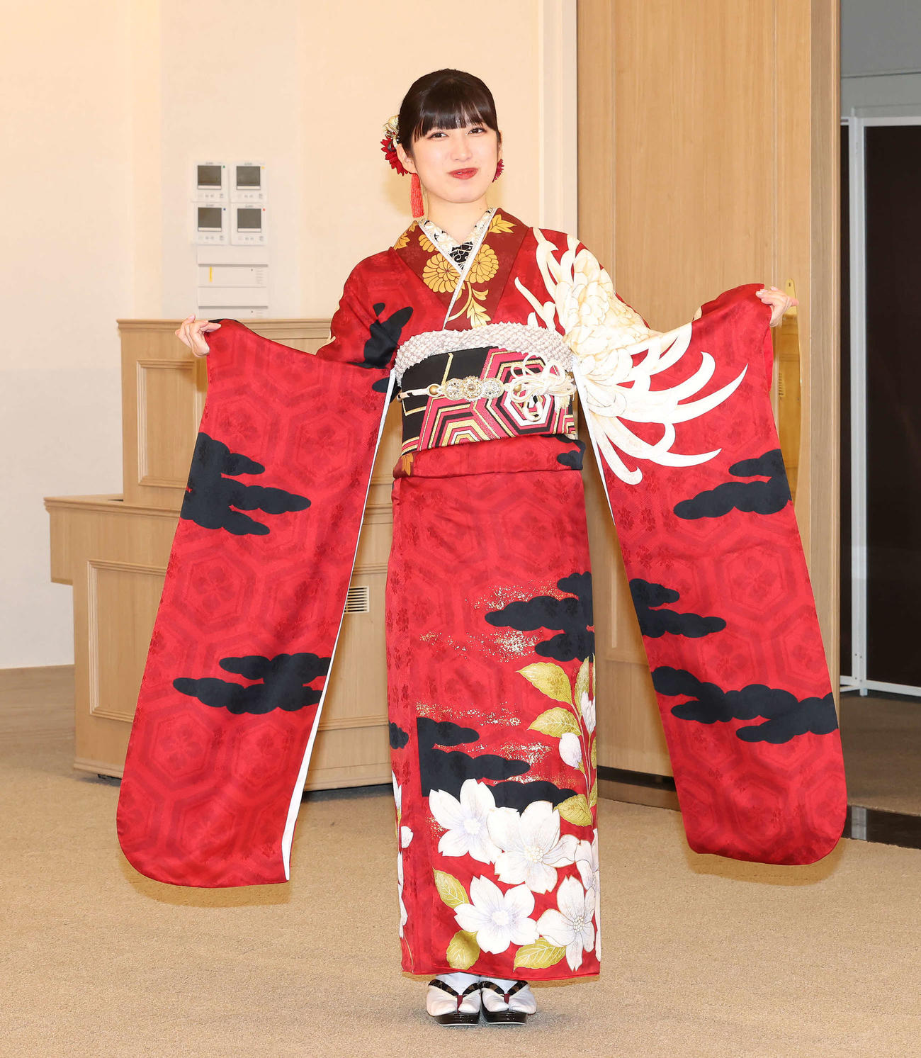振り袖姿を披露するAKB48の吉田華恋（撮影・丹羽敏通）