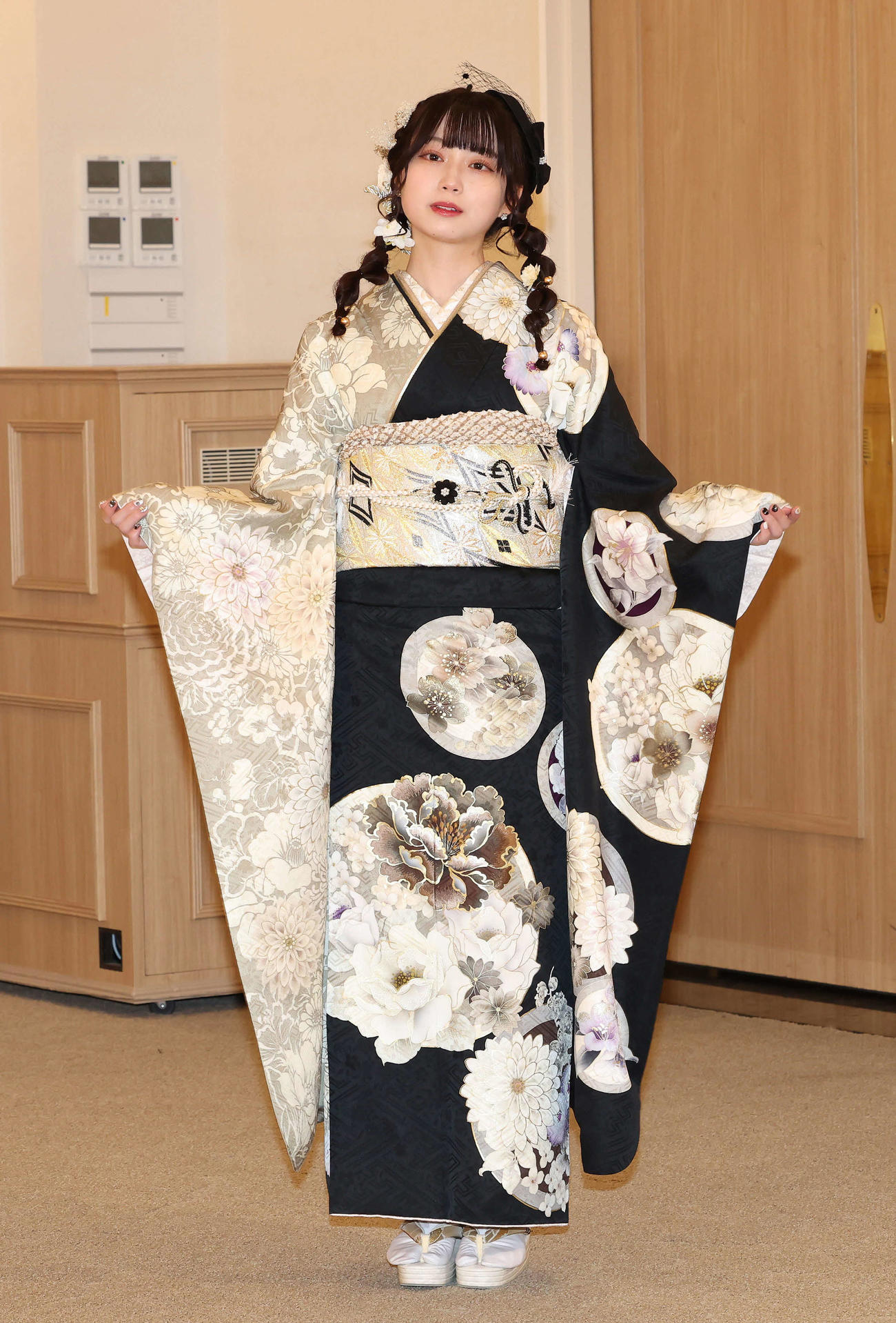 振り袖姿を披露するAKB48の山田杏華（撮影・丹羽敏通）