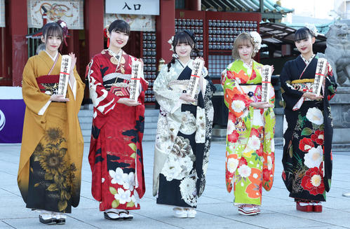 晴れ着姿で写真に納まるAKB48の、左から平田侑希、吉田華恋、山田杏華、平野ひかる、歌田初夏（撮影・丹羽敏通）