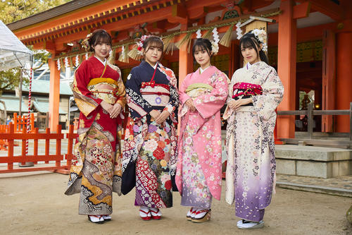 成人式に出席したHKT48のメンバー。成人式に出席したHKT48のメンバー。左から坂本りの、武田智加、田中伊桜莉、村上和叶(C)Mercury
