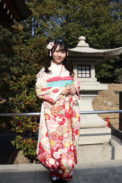 成人奉告祭を行ったSTU48内海里音（C）STU48
