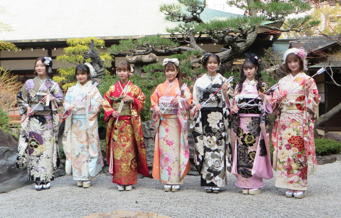 「はたちのつどい」に参加したNMB48のメンバー。左から眞鍋杏樹、早川夢菜、本郷柚巴、貞野遥香、平山真衣、佐月愛果、中野美来