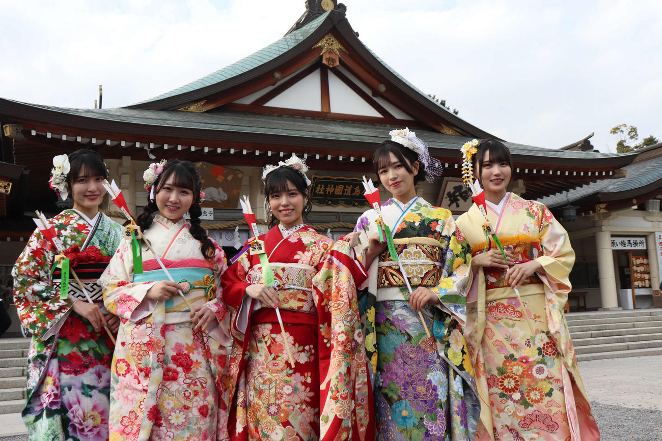 成人奉告祭を行ったSTU48メンバー。左から田中美帆、内海里音、岩田陽菜、川又あん奈、吉崎凜子（C）STU48