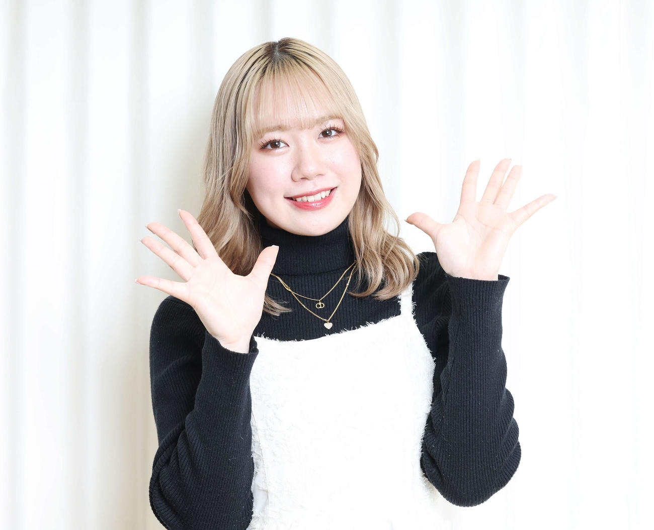 撮影時の思い出を楽しく語ったAKB48の服部有菜（撮影・宮地輝）