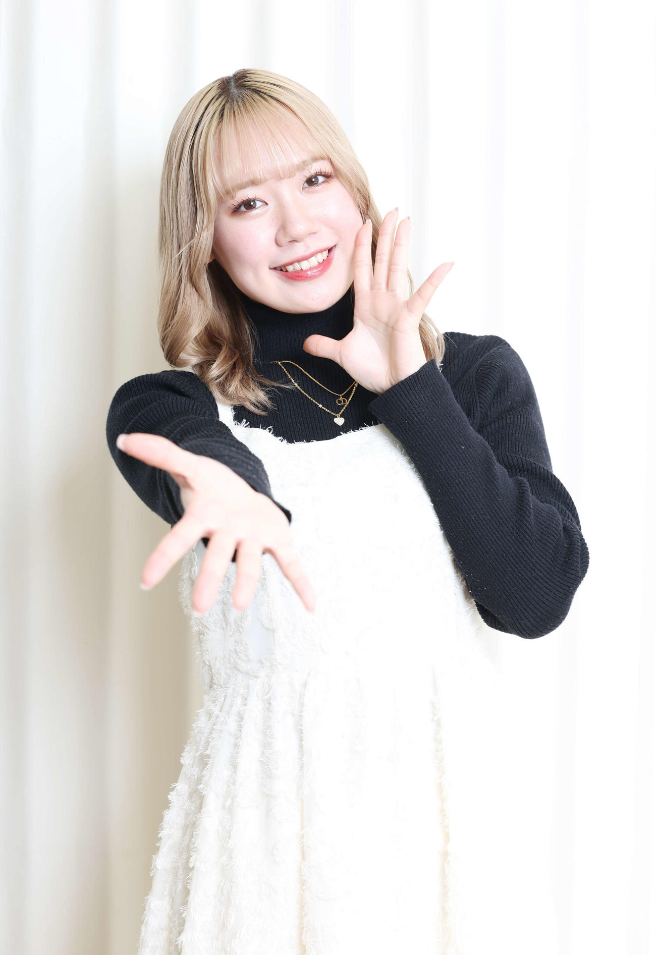 撮影時の思い出を楽しく語ったAKB48の服部有菜（撮影・宮地輝）
