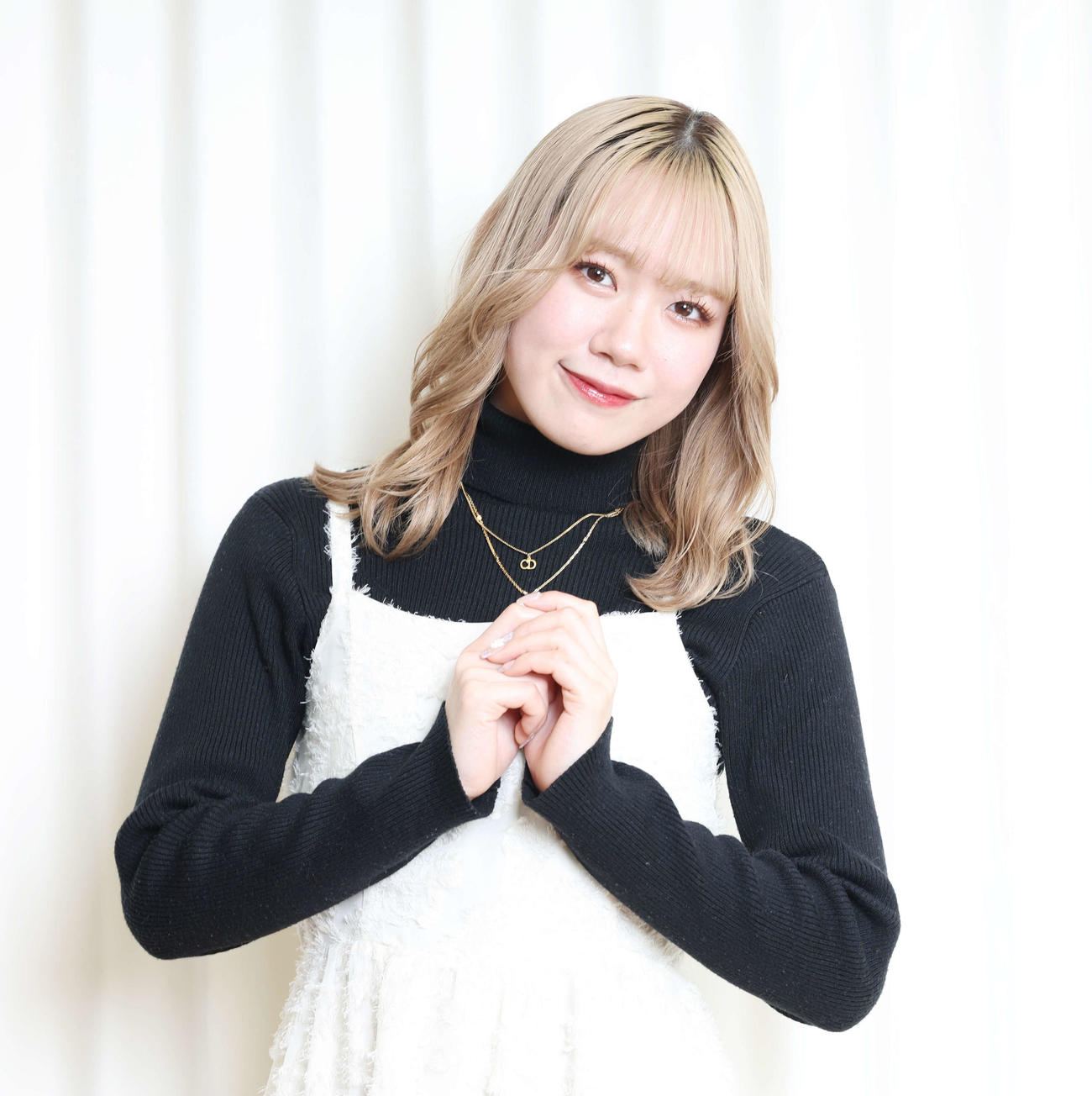 撮影時の思い出を楽しく語ったAKB48の服部有菜（撮影・宮地輝）