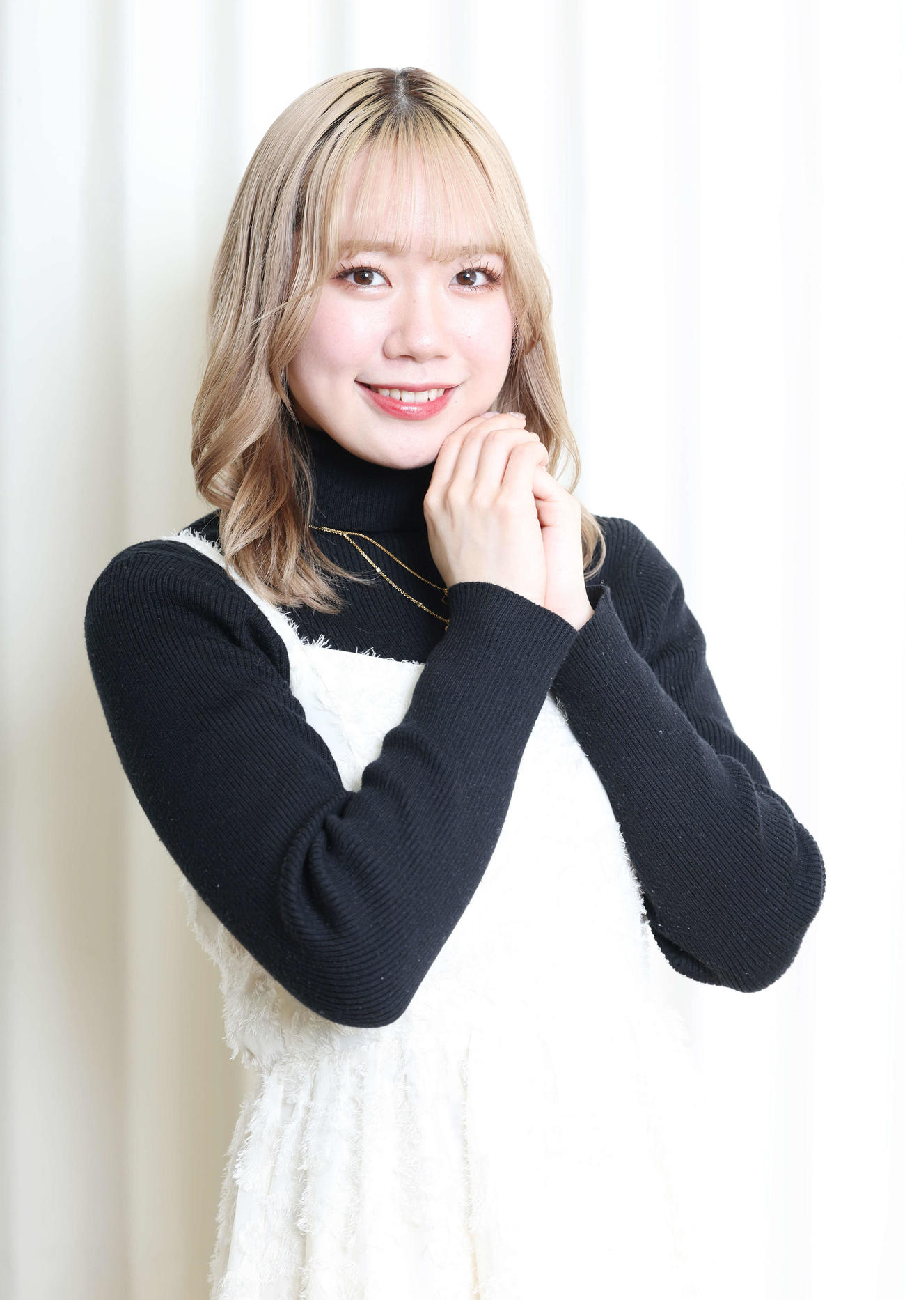 撮影時の思い出を楽しく語ったAKB48の服部有菜（撮影・宮地輝）
