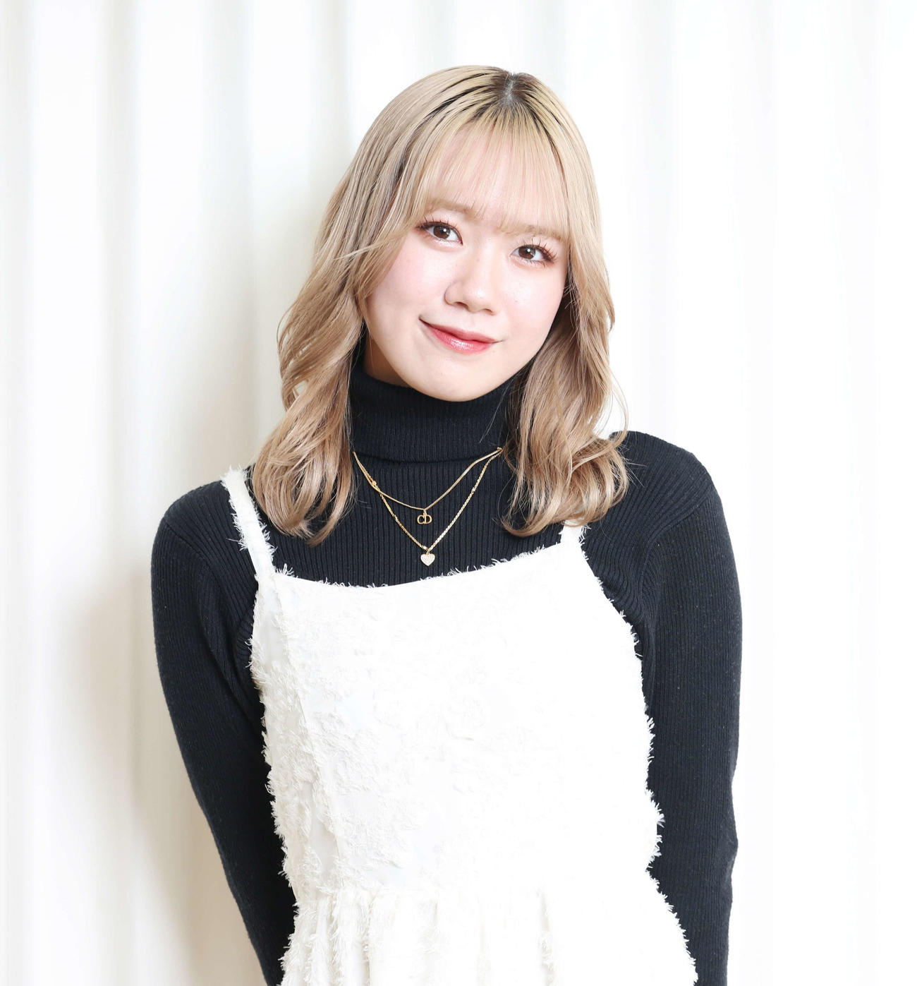 撮影時の思い出を楽しく語ったAKB48の服部有菜（撮影・宮地輝）