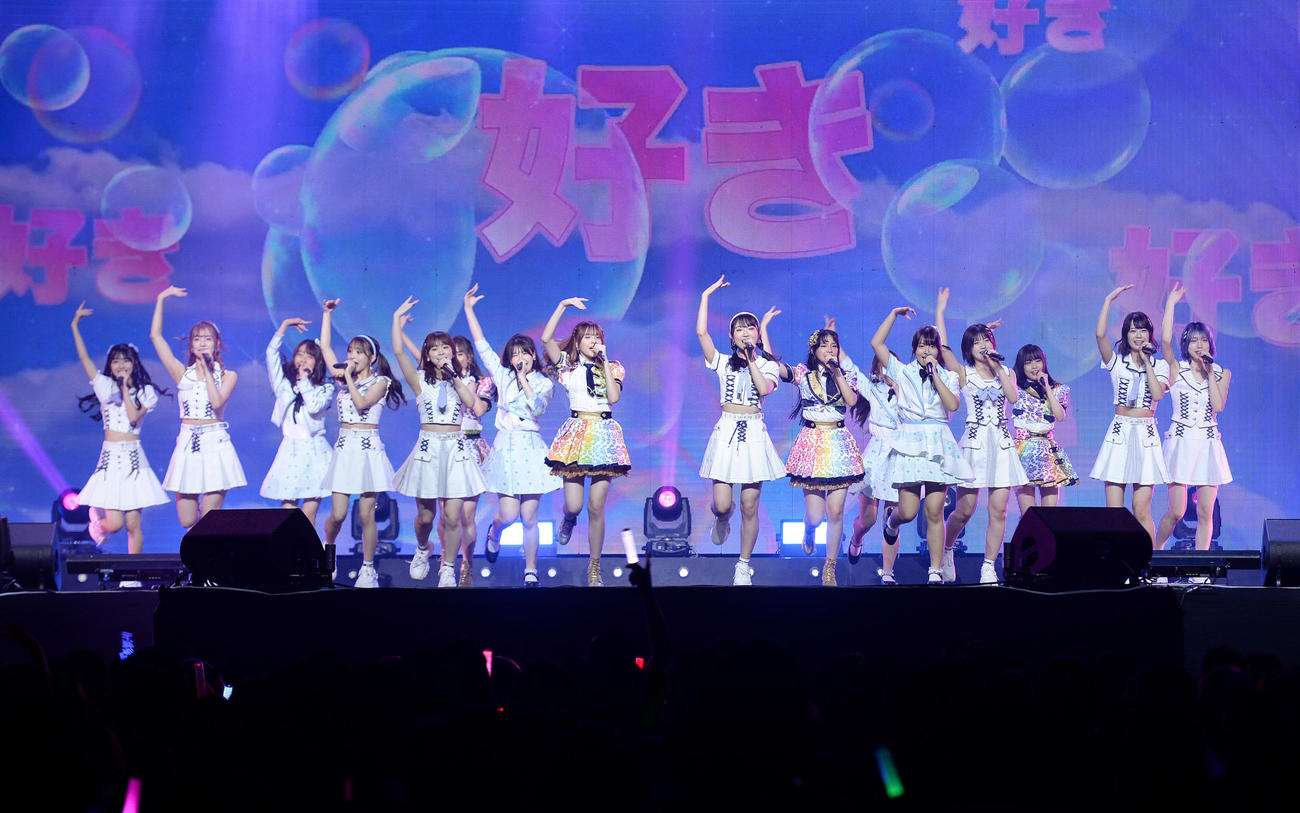 「AKB48 Group CIRCLE JAM 2023」を行ったAKB48、BNK48、CGM48メンバー（C）Vernalossom