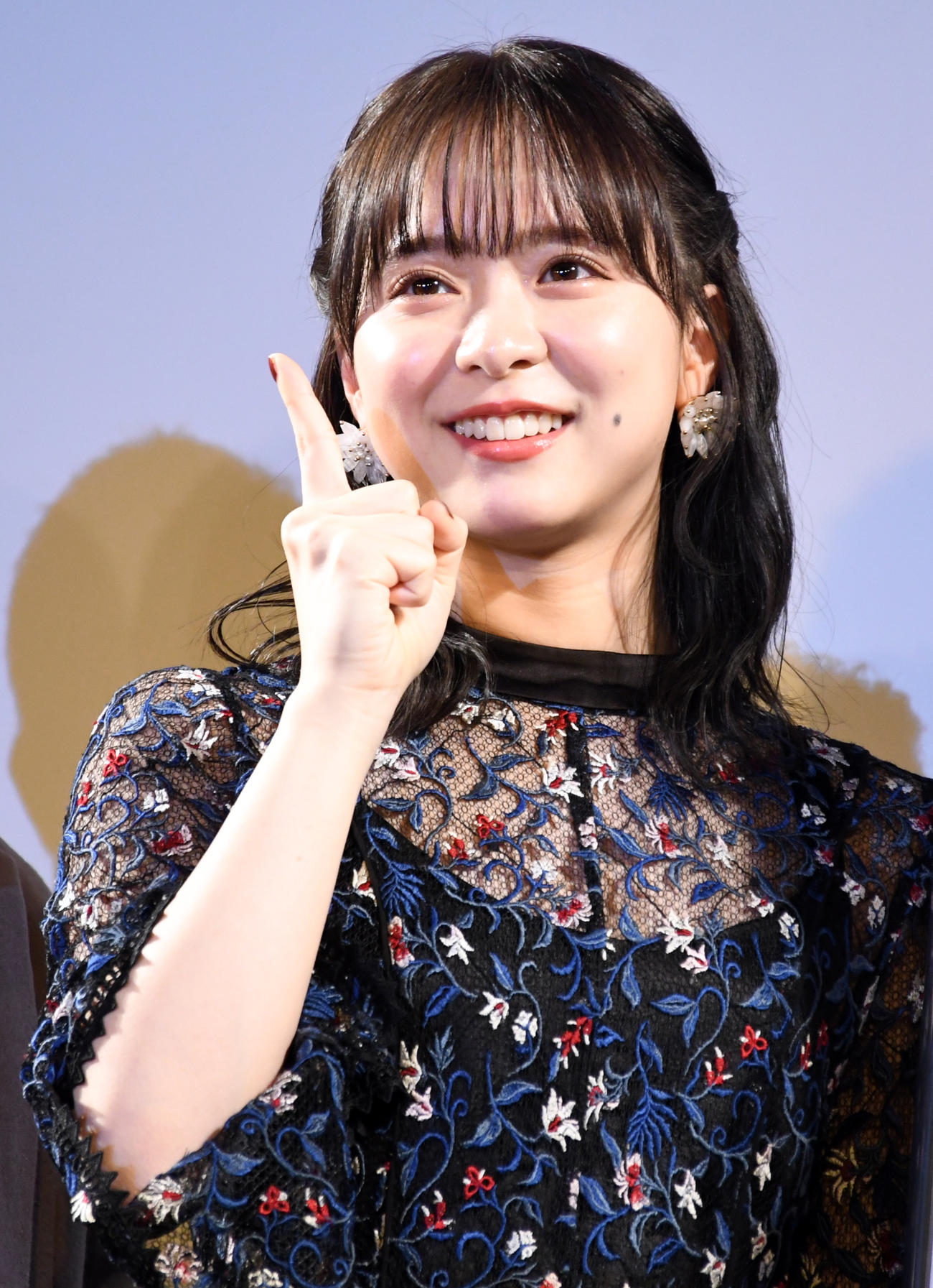 映画「いちばん逢いたいひと」完成披露上映会で笑顔のAKB48倉野尾成美（撮影・大友陽平）