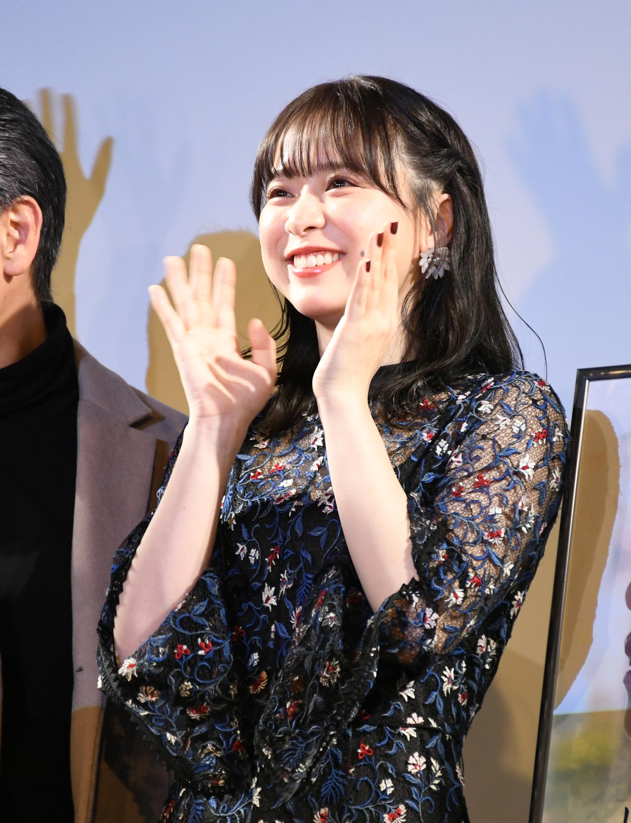 映画「いちばん逢いたいひと」完成披露上映会で笑顔のAKB48倉野尾成美（撮影・大友陽平）