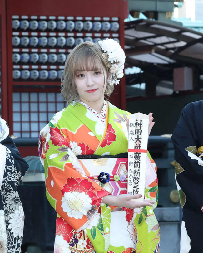 晴れ着姿で写真に納まるAKB48の平野ひかる（2023年1月9日撮影）