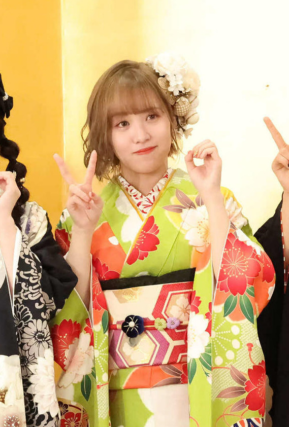 指で「20」のポーズをつくるAKB48の平野ひかる（2023年1月9日撮影）