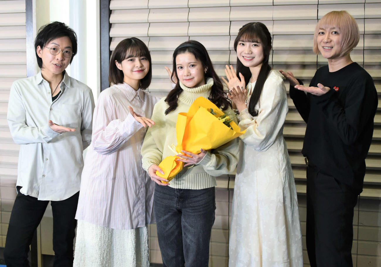 田辺（中央）を囲んで記念撮影をする「ひなたまつり」の出演者。左からひなた・たかのり、本間、1人置いて藤崎、ひなた・ぴろん