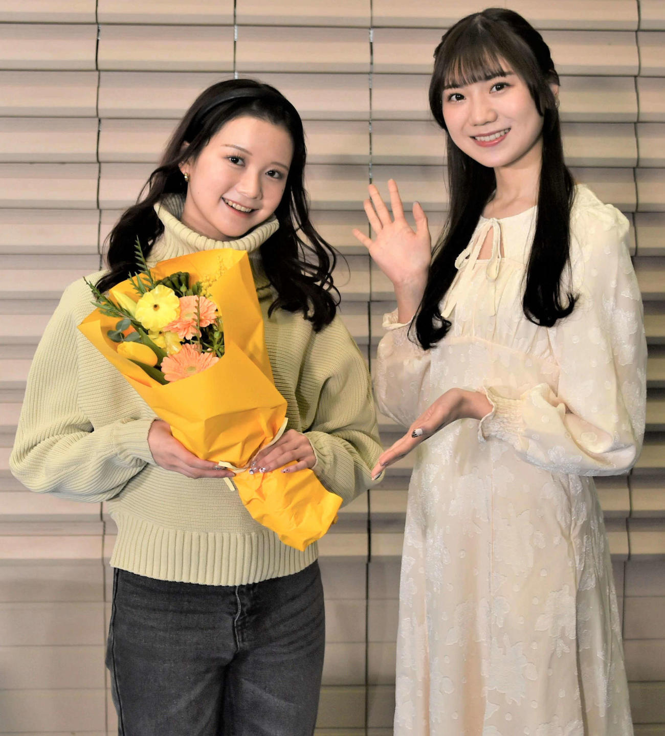 藤崎（右）から花束を贈られ、笑顔の田辺
