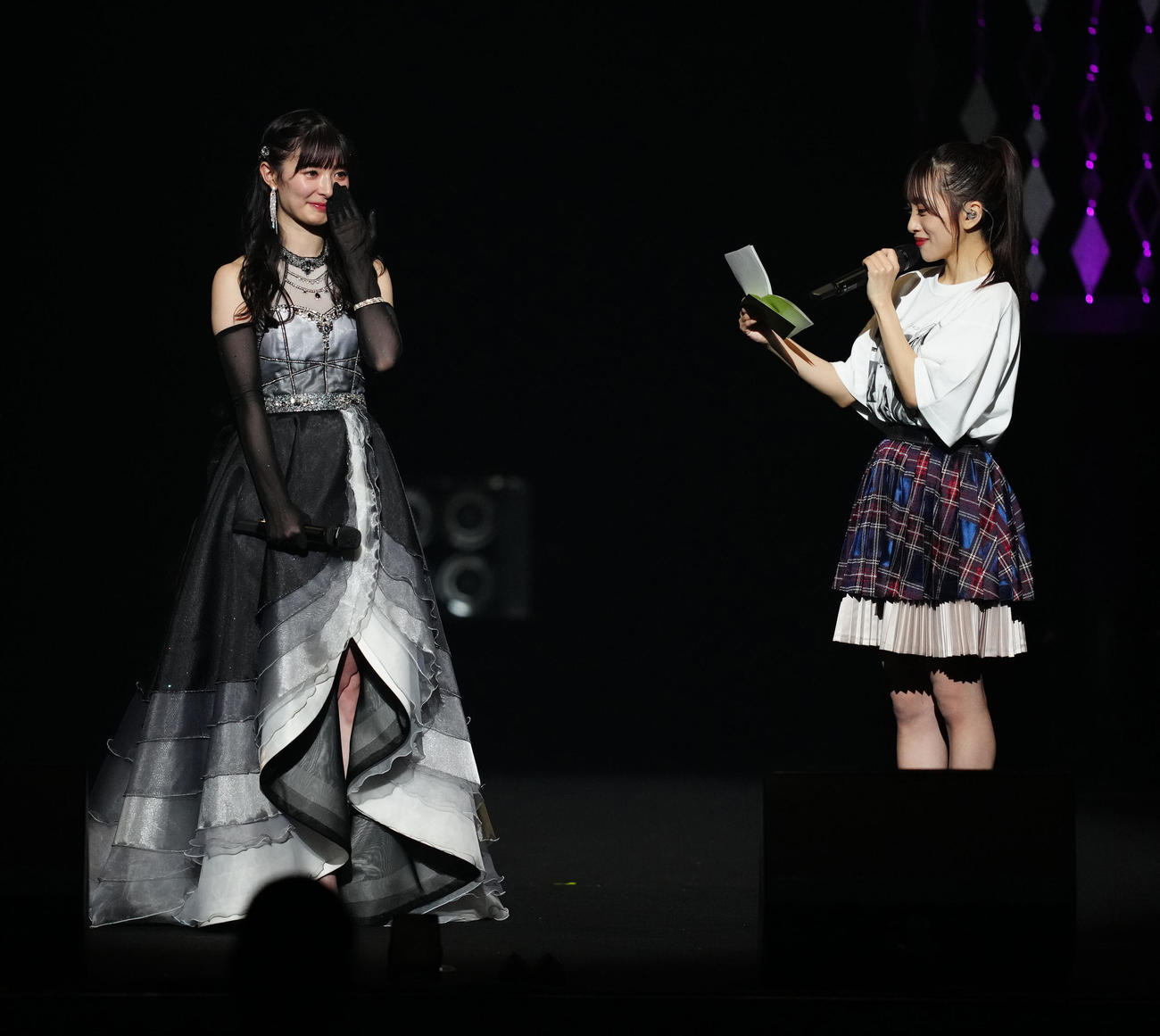 卒業コンサートで大島優子からの手紙が代読され、涙を流すAKB48の武藤十夢（左）（撮影・江口和貴）