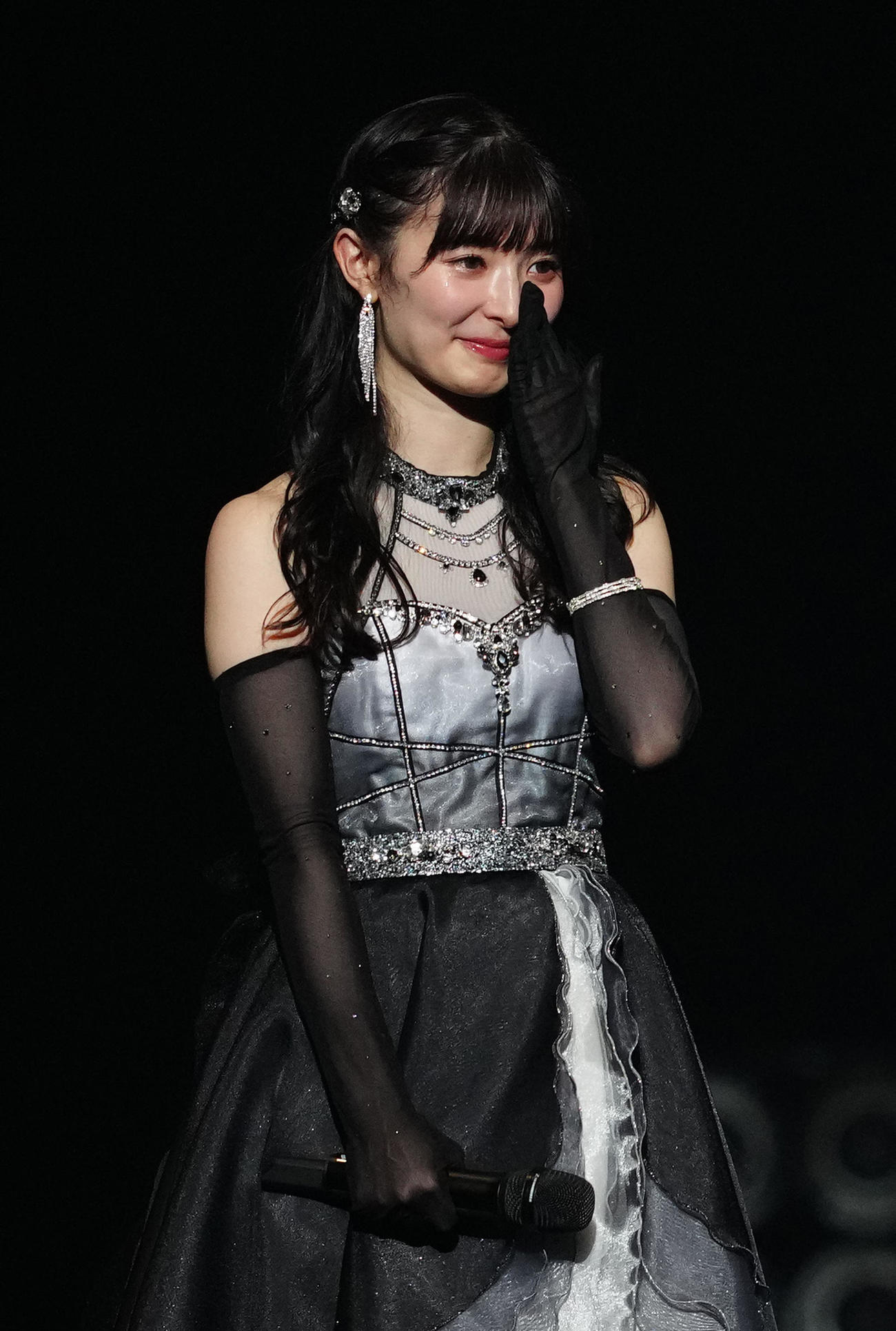 卒業コンサートで大島優子からの手紙が代読され、涙を流すAKB48の武藤十夢（撮影・江口和貴）