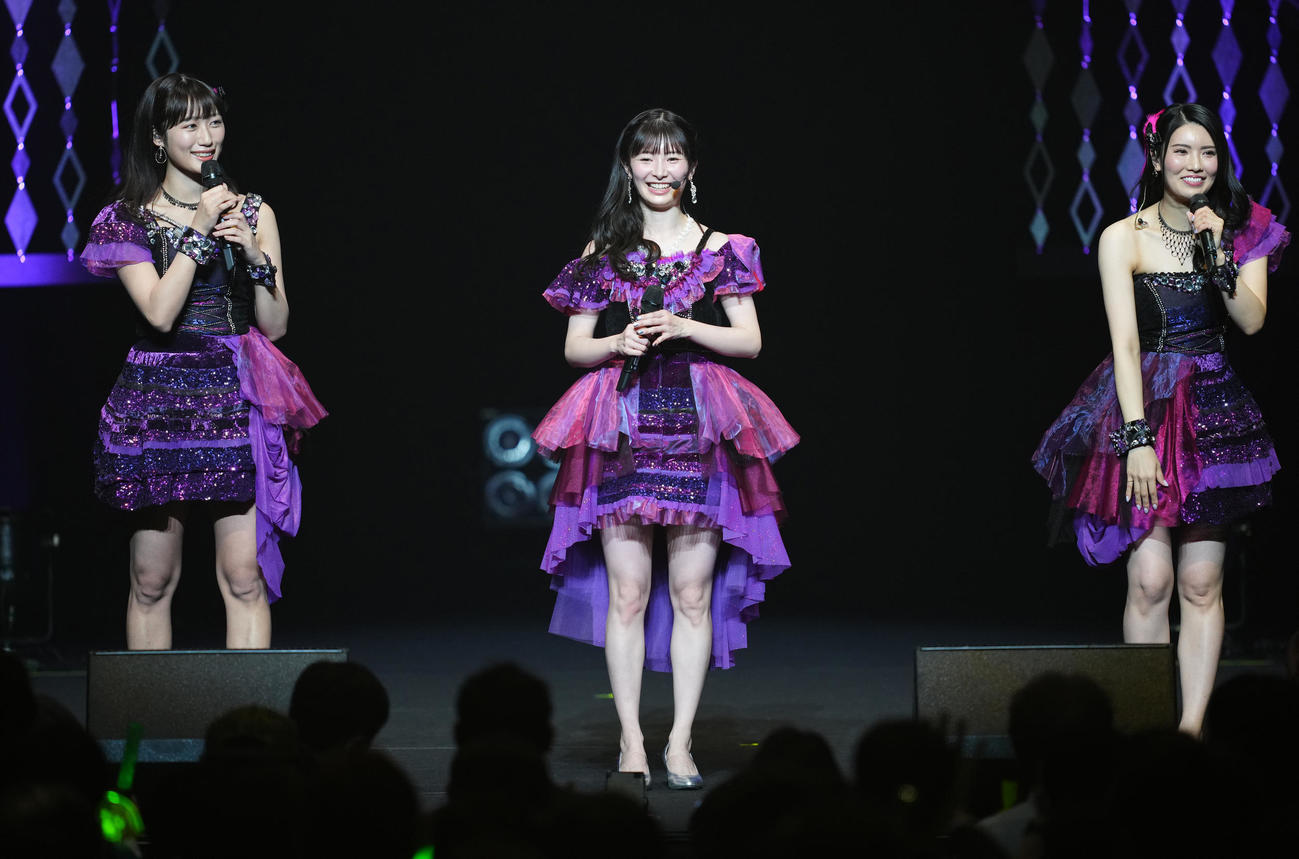 卒業コンサートに臨むAKB48の武藤十夢（中央）。右は倉持明日香、左は藤田奈那（撮影・江口和貴）