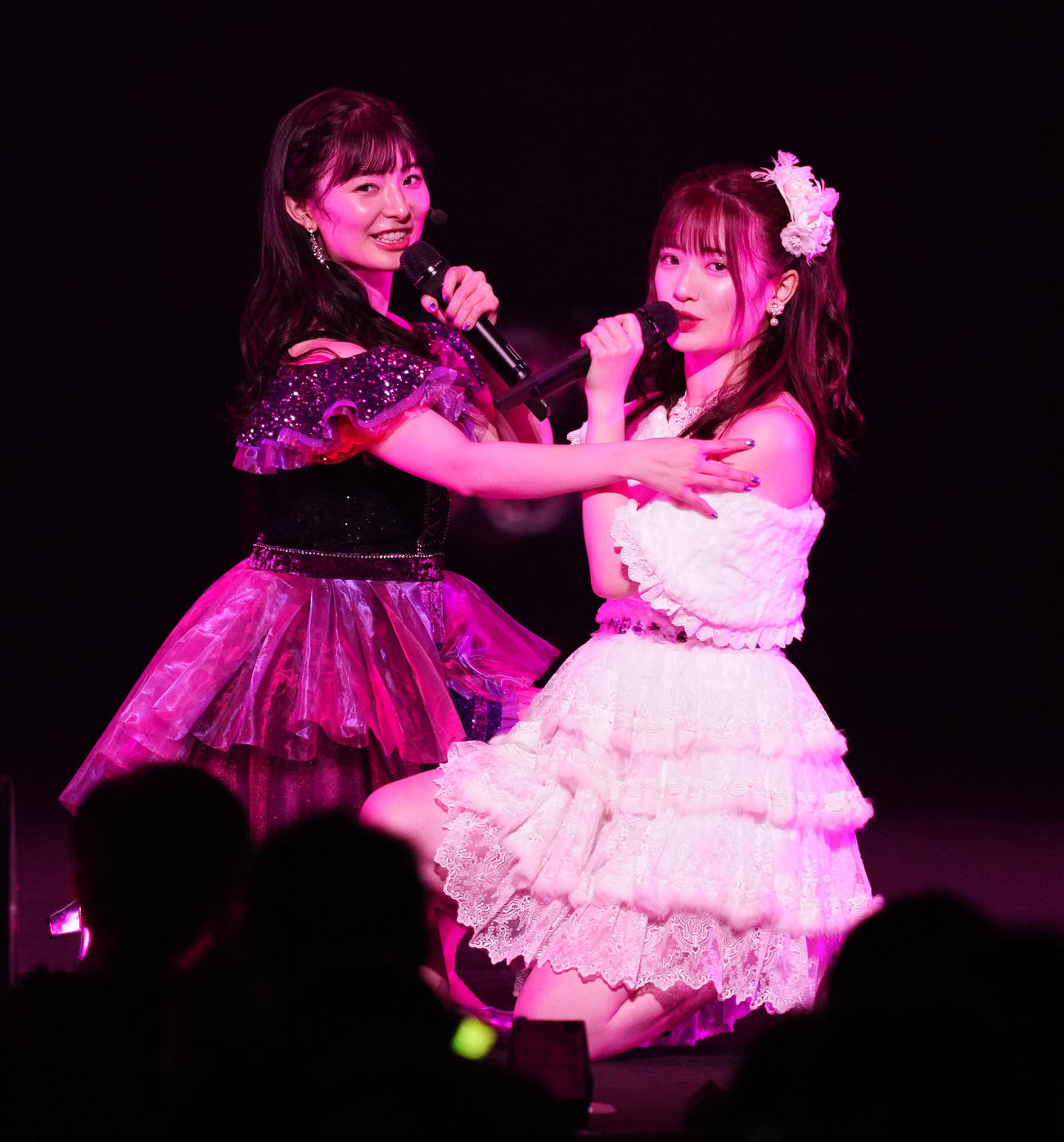 妹の小麟（右）と歌うAKB48の武藤十夢（撮影・江口和貴）